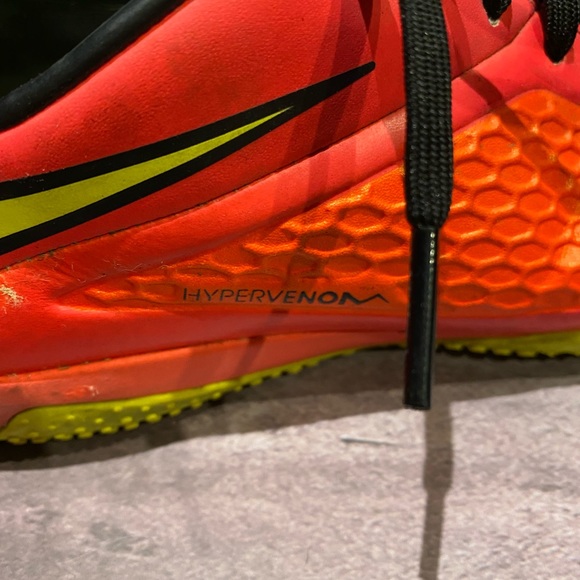 Sold* Nike sneakers - Picture 3 of 5